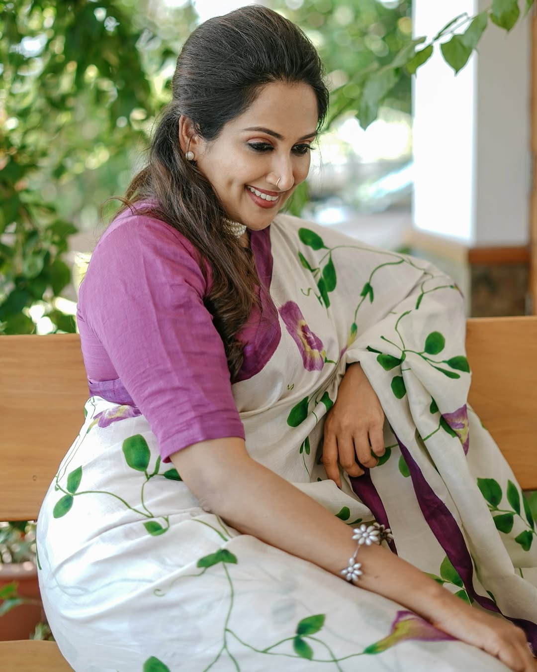 Elegant White Pure Linen Floral Print Saree | Premium Digital Print Saree with Matching Blouse